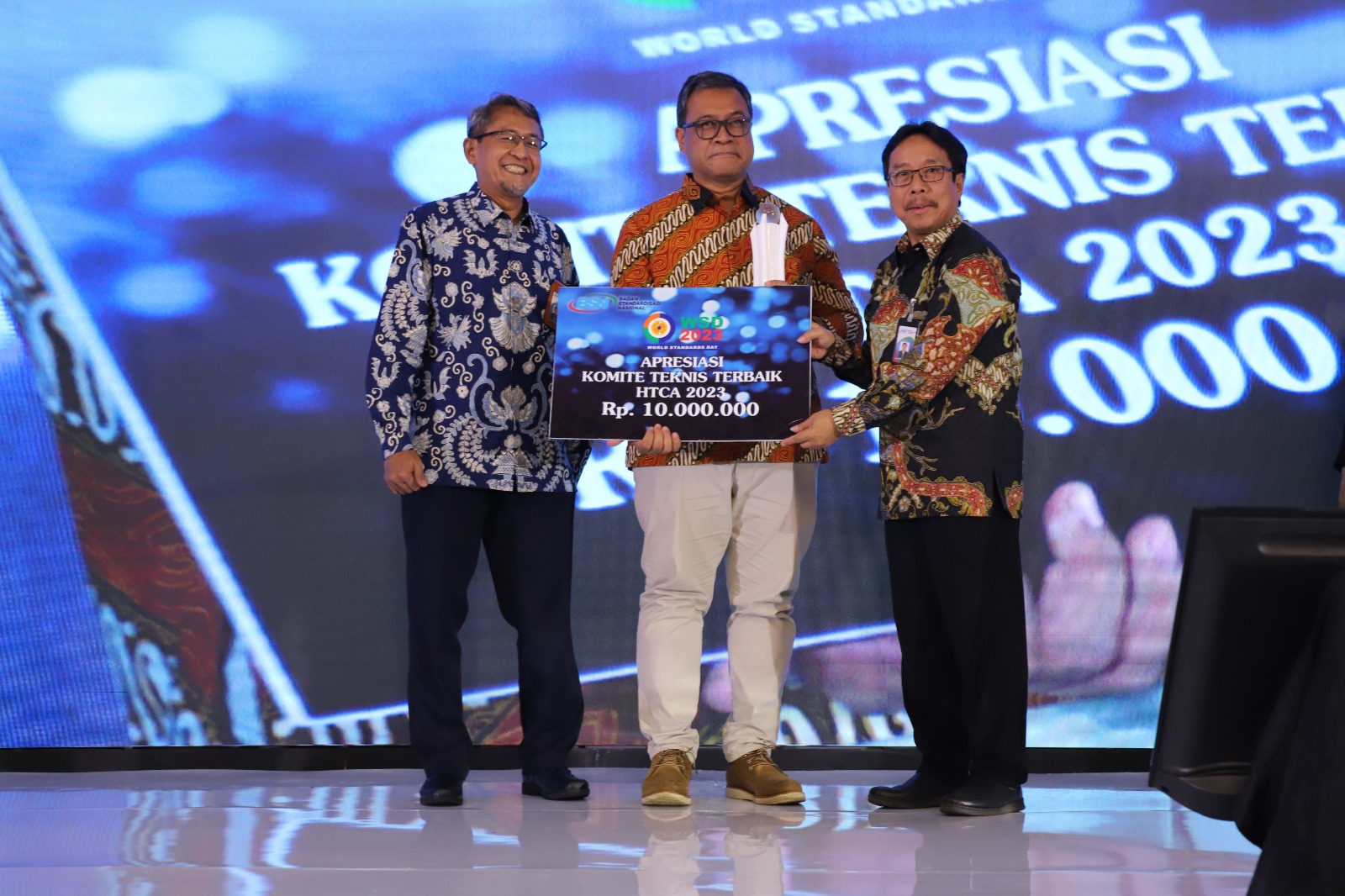 Deputi Bidang Sistem dan Strategi BNPB Raditya Jati (tengah) menerima penghargaan Herudi Technical Committee Award (HTCA) 2023 di Hotel Grand Sahid, Jakarta (17/10). 
